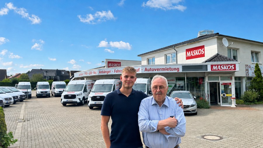 Zwei Generationen bei Maskos Fahrzeuge vor dem Standort in Peine-Stederdorf