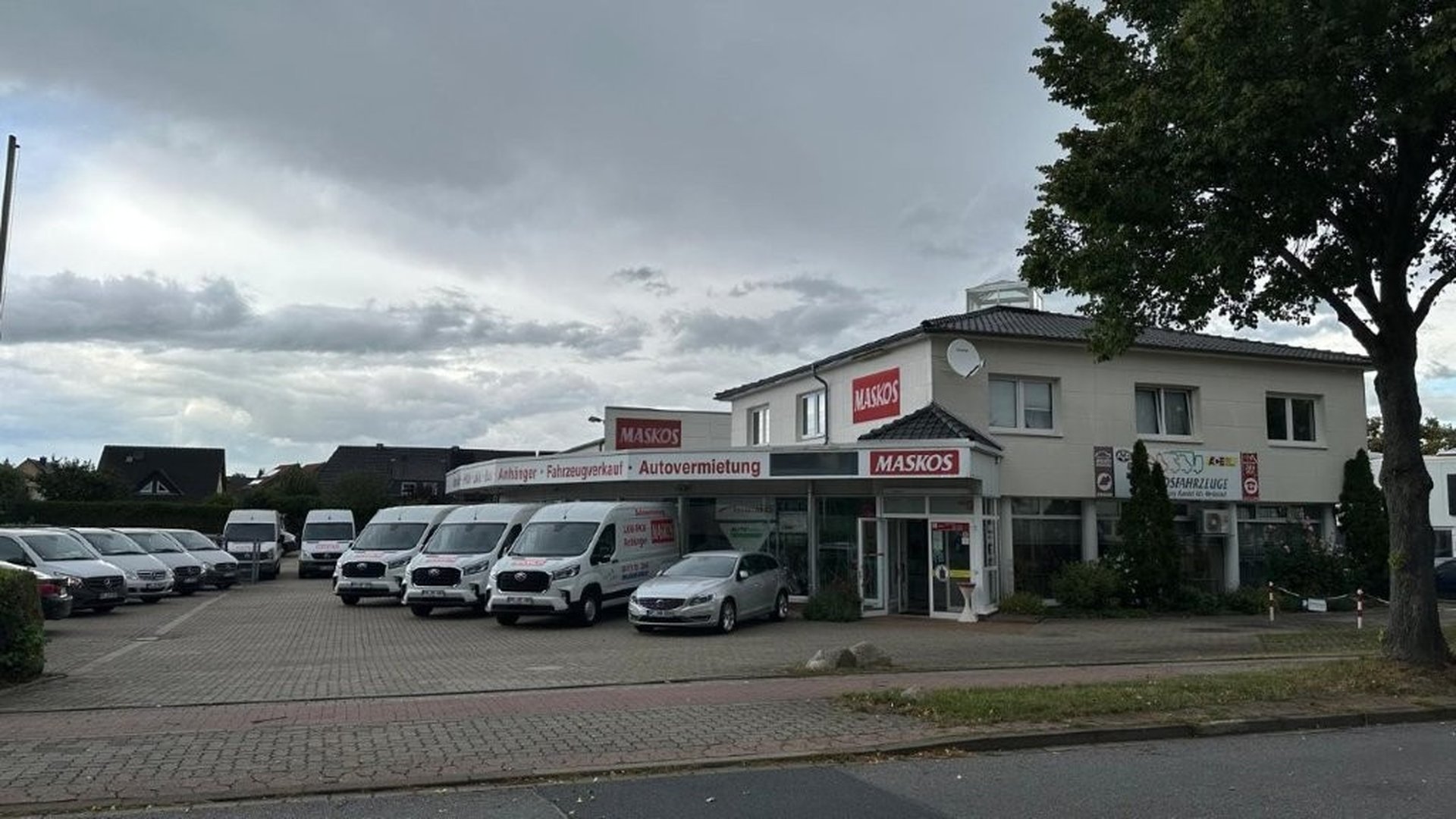 Maskos-Betriebsgebäude mit Fuhrpark aus Transportern und Anhängern in Peine