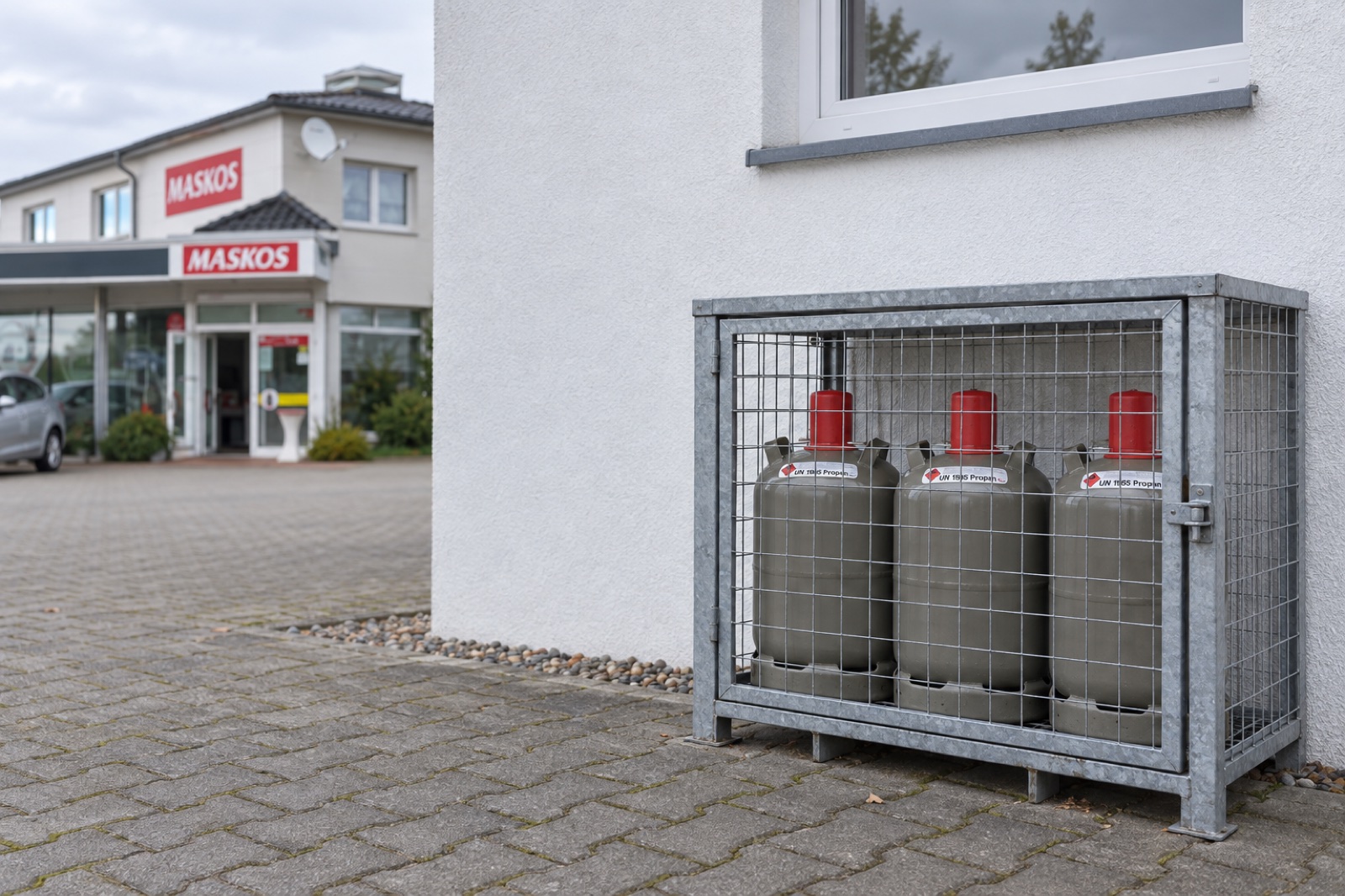 Propangasflaschen im Sicherheitskäfig auf dem Maskos-Gelände in Peine